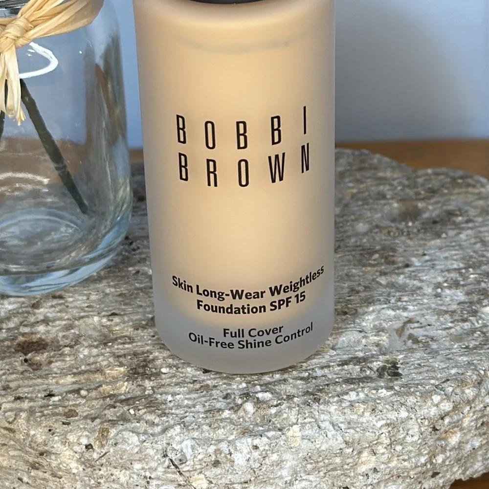 Bobbi Brown Skin Long-Wear Weightless Foundation in Warm Ivory/W-026 SPF 15‎